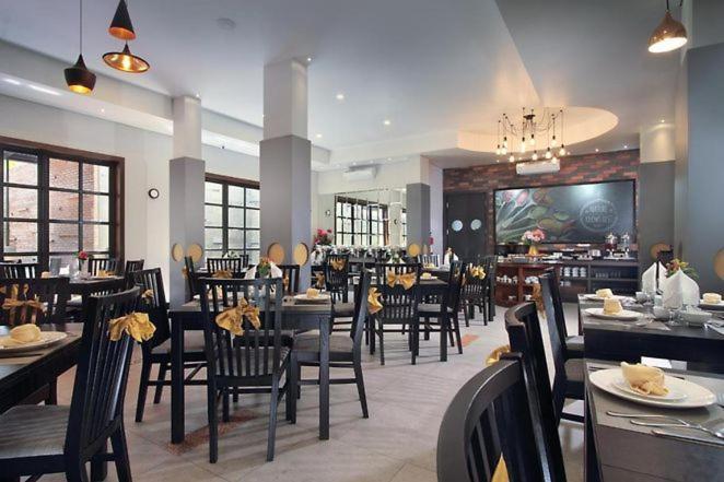 Helios Hotel & Convention Watampone المظهر الخارجي الصورة