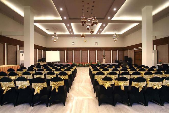 Helios Hotel & Convention Watampone المظهر الخارجي الصورة